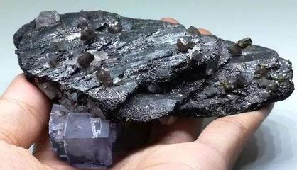 中國掌握關(guān)鍵金屬礦石底牌，稀土之后又一戰(zhàn)略資源引全球矚目